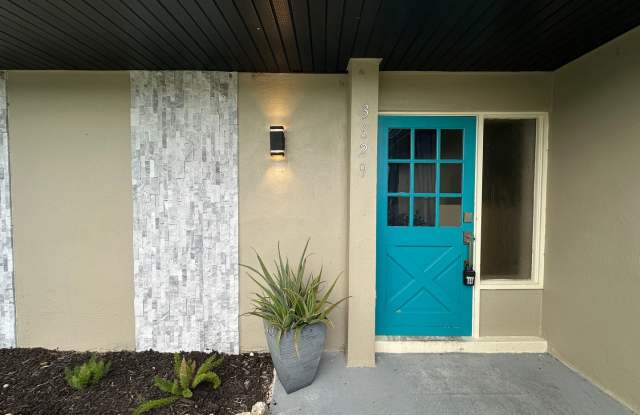 Great Location! 2 Bed 2 Bath Duplex Available Now photos photos