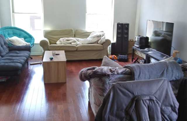 1636 West Chicago Avenue Gallery 2