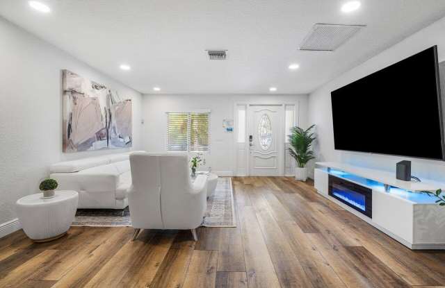 671 Lindell Boulevard Gallery 4