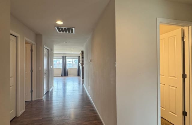 Quiet 3 Bed Home with Fenced Yard Gallery 4