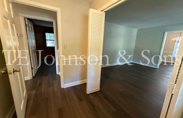 Spacious One Level Home with Den, Granite Kitchen Island, and 2 Car Carport Gallery 4
