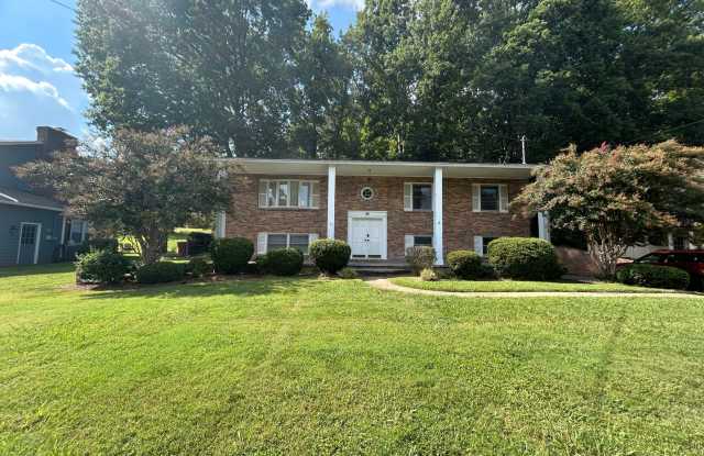 Large 4 bedroom 3 bathroom house in the heart of Johnson City. photos photos