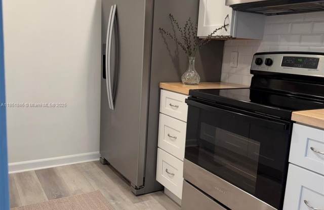 801 SW 133rd Ter photos photos