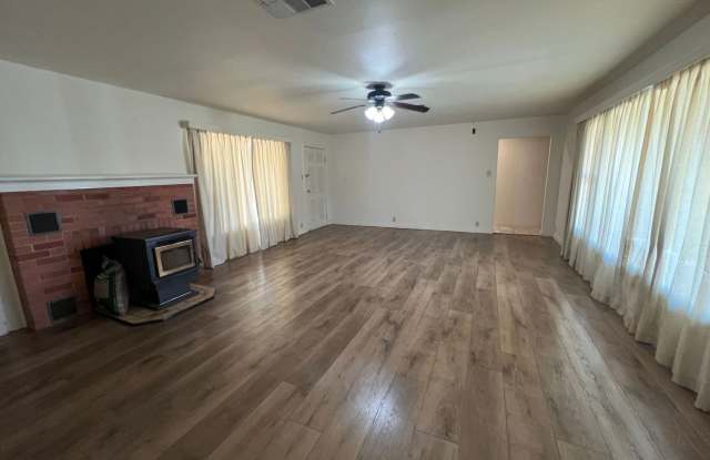 3 bedroom 1 bath home in Red Bluff Gallery 4