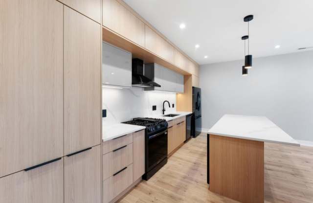 7726 North Eastlake Ter. Gallery 3