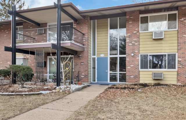Adorable, Efficient, 1st floor 2 bedroom Condo Unit in Hazelwood. Enjoy free prorated rent for July! photos photos