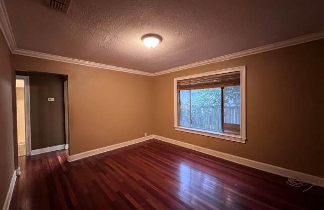 nice house with 2 sitting area and fenced patio Gallery 1