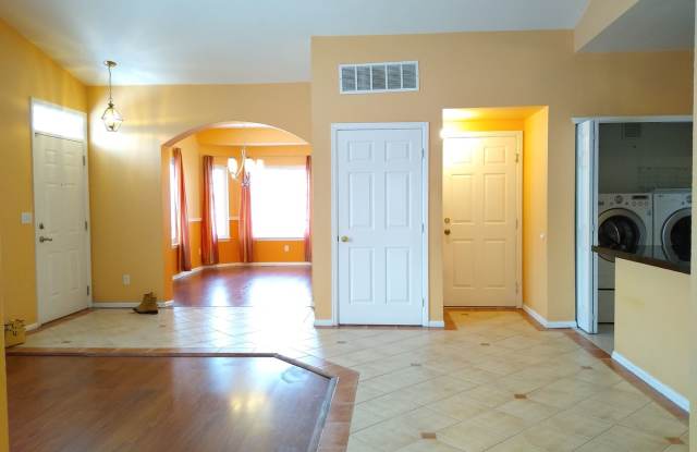 Super 2 Bedroom 2 Bath Townhome with 2 Car Garage Near Aurora Hills Golf Course - 282 North Quari Street, Aurora, CO 80011