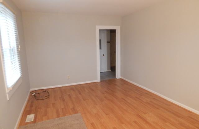Lower Level, 1 Bedroom Apartment Near Johnnie Mercer's Pier, Includes Utilities and Off Street Parking! Gallery 4
