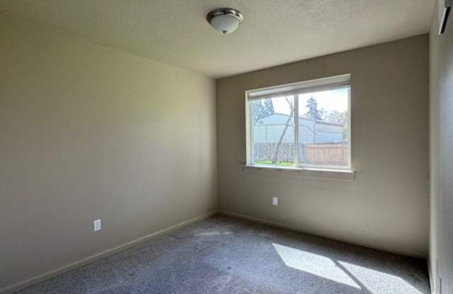 Pet Friendly Charming Remodeled 2 Bedroom Home! Gallery 3