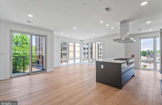228 GLEBE Road W Gallery 4