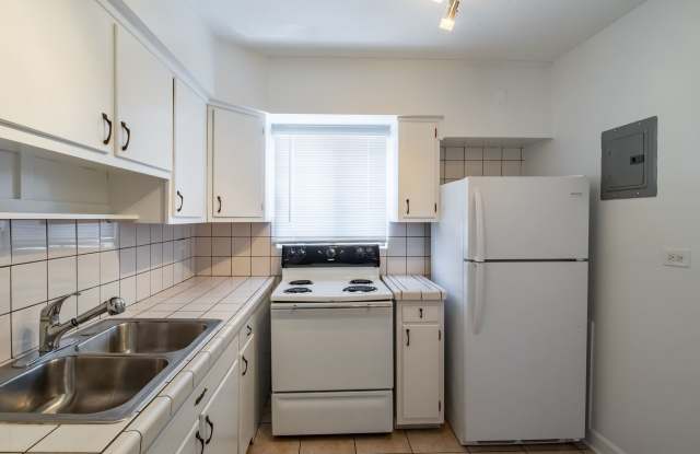 Deluxe One Bed/One Bath Apartment + Private Balcony - Heat & Parking Included! Gallery 2