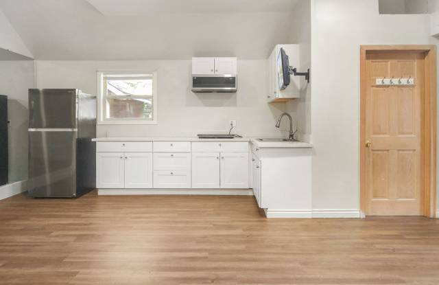 Charming Studio Near Downtown Bellevue with Washer & Dryer Gallery 4