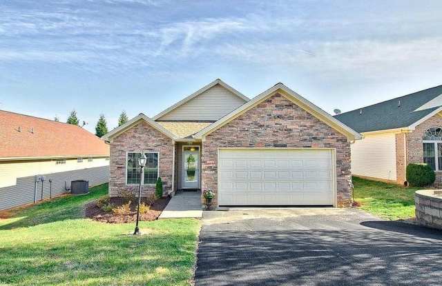 Bright and Spacious 3-Bedroom Home with Sunroom photos photos