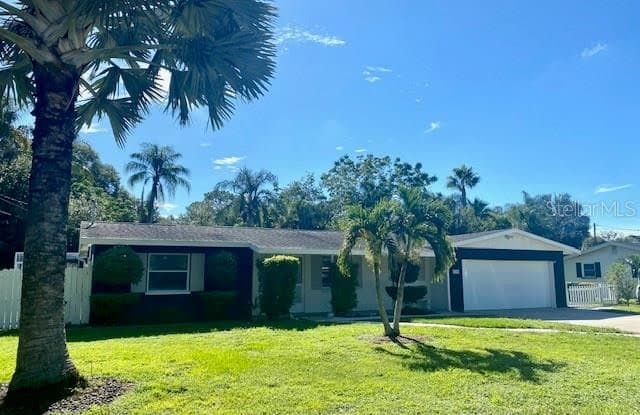2105 HYDE PARK CIRCLE - 2105 Hyde Park Circle, Sarasota, FL 34239