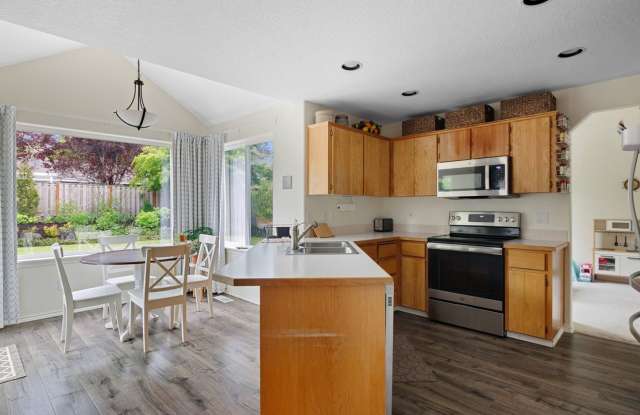 Beautiful Modern Home with Large Back Yard Gallery 1