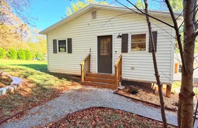 Adorable Furnished 1 Bed 1 Bath With Bonus Room! Dog Friendly! Gallery 3
