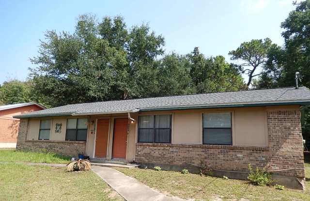 CUTE 2/1 w/ Huge Yard, Open Kitchen w/ Bar, Newer Flooring/Paint! $1050/month Avail August 1st! photos photos