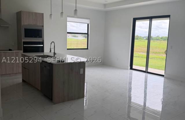 8033 BUTTERCUP CIR LABELLE Gallery 2