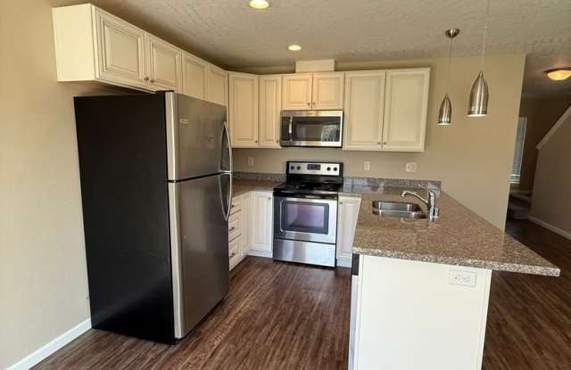 Available now! 3bed 2.5 bath duplex in Spokane Valley Gallery 1