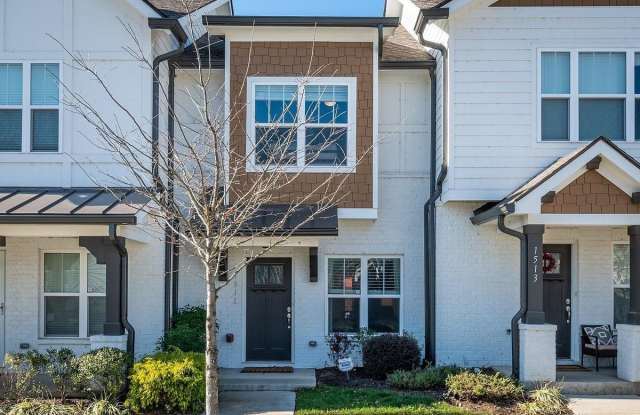 Beautiful 2BE/2.5BA townhouse located in the very desirable Nations! Gallery 1