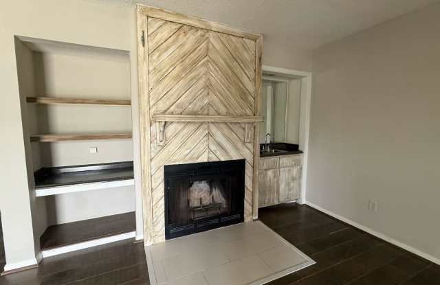 2BR/1.5BA Townhome in Charleston | Fireplace & Built-ins | Balcony & Private Parking Gallery 4