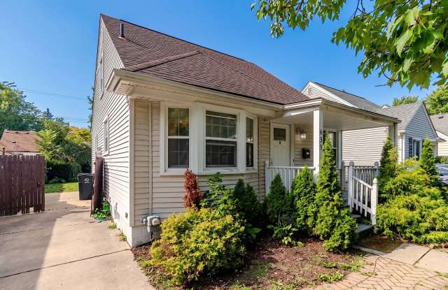 3-Bed, 2-Bath Charming Updated Bungalow in Royal Oak - AVAILABLE NOW! Gallery 3