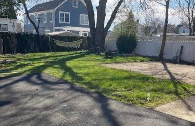 9 Howland Avenue Gallery 2