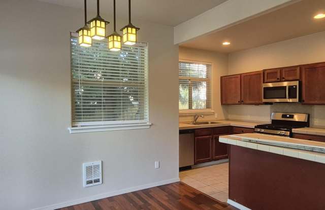 Edgefield Town Home Just steps away from McMenamins Edgefield, and Old Town Troutdale Gallery 4