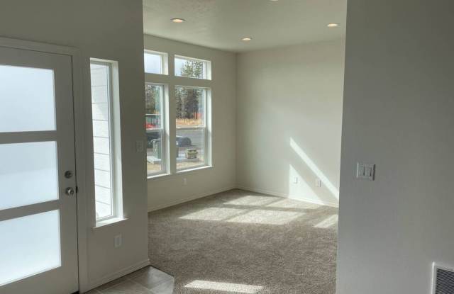 Two Bedroom duplex in LA Pine! photos photos