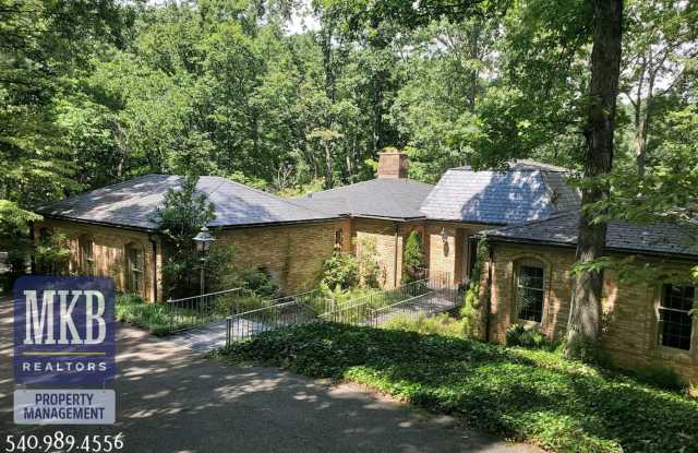 Wonderful home in Hunting Hills Community in South Roanoke County Gallery 1
