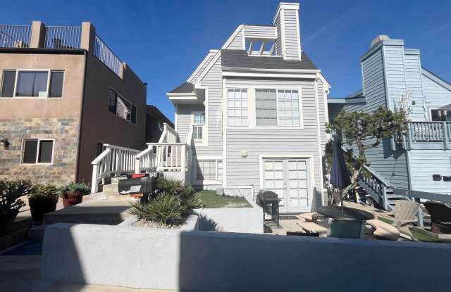 STUNNING 3BD/3BA TOWNHOME LESS THAN A BLOCK AWAY FROM THE BEACH!! 2 CAR TANDEM GARAGE INCLUDED! ONLY $4,995/mo - 724 Isthmus Court, San Diego, CA 92109