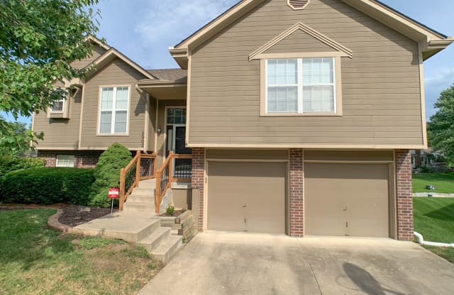 3902 SW Hidden Cove Dr - 3902 Southwest Hidden Cove Drive, Lee's Summit, MO 64082