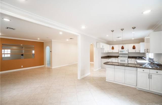 5676 Lindley Avenue Gallery 3