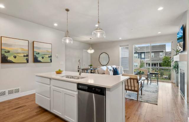Bright 3 Bedroom, 3 bathroom Home in Bucking Horse Community! Gallery 4