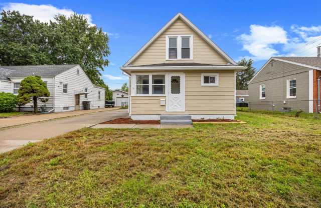 3 Bedroom 2 Stall Detached Garage - East Side Gallery 1