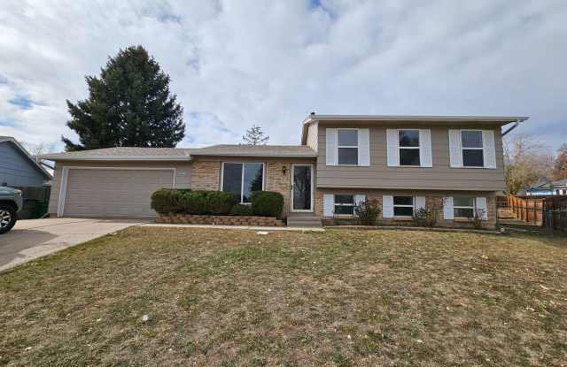 Lovely Aurora Tri-Level 4 Beds w/ New Paint, Carpet, Blinds, Huge Fenced Yard - 1657 South Sedalia Street, Aurora, CO 80017