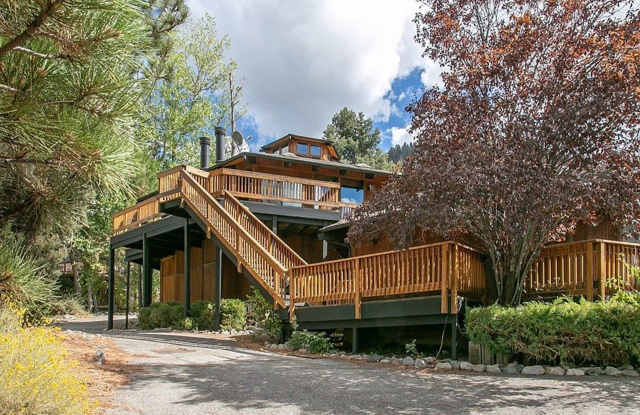 Beautiful 5-Bedroom Home with Mountain Views in Pine Club Mountain! photos photos