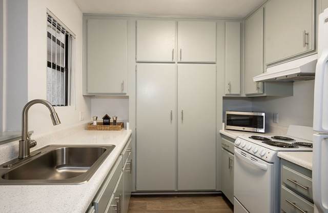 Senior Housing 55+ - Heritage Village Anaheim Gallery 3