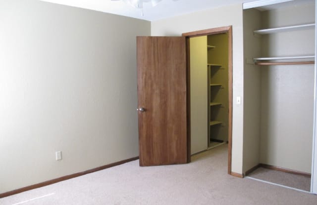 Johnson Parkway Apartments photos photos