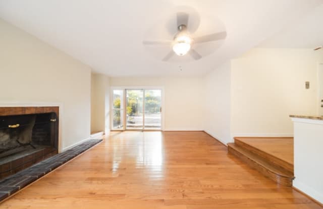1634-1648 Lombard Gallery 3