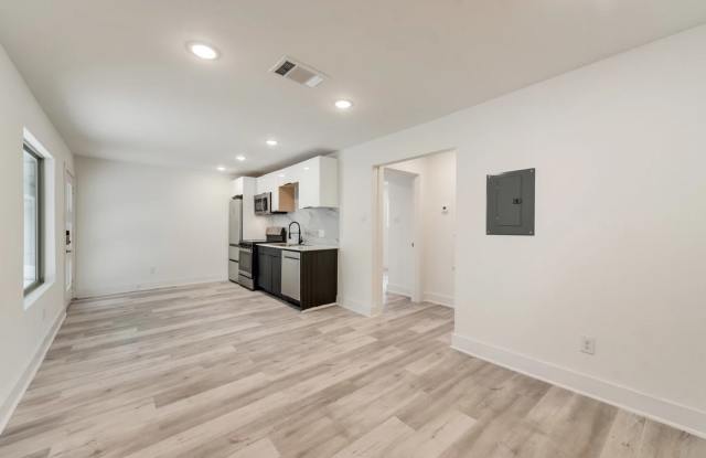 4317 Gaston Gallery 3