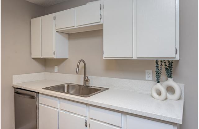 Laurel Oak Village Apartments Gallery 2