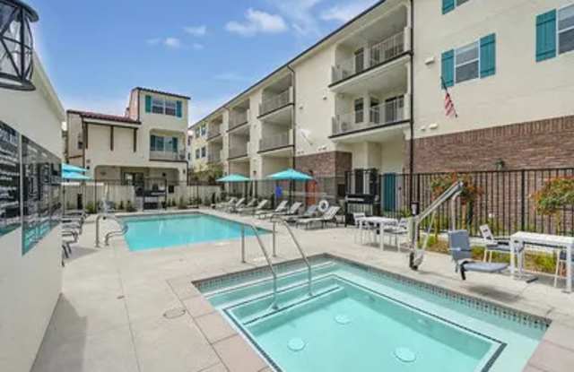The Commodore Apartments Gallery 3