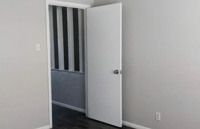 Northridge Court Gallery 3