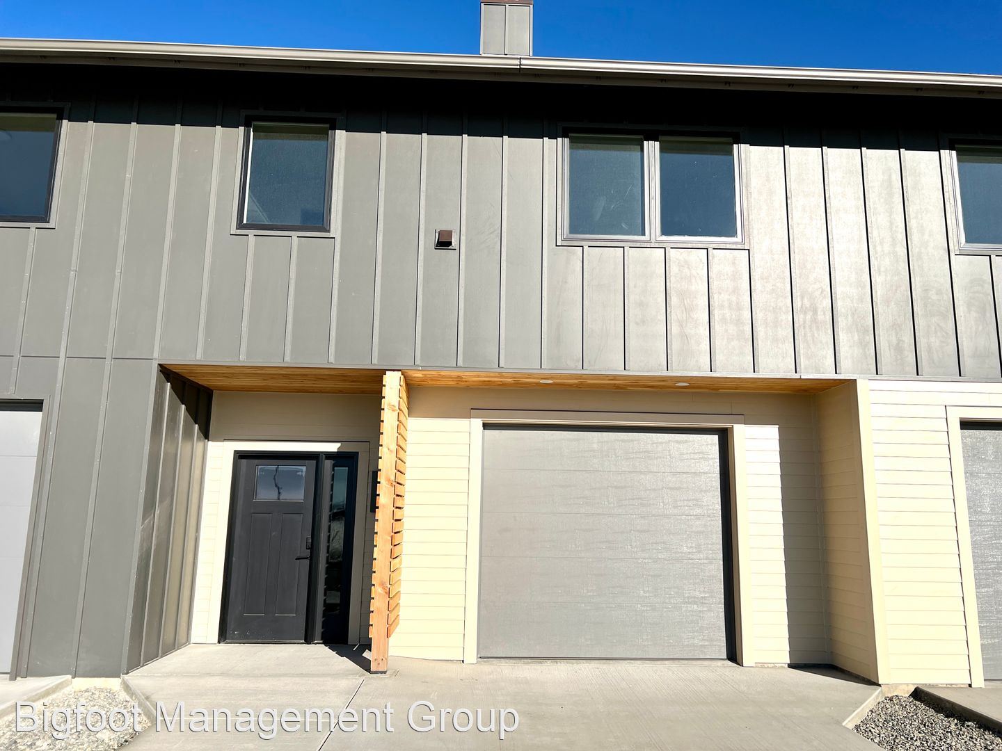 New, Pet Friendly, 2 bed 2 bath Townhouses! – 2316 Shorthorn Ave
