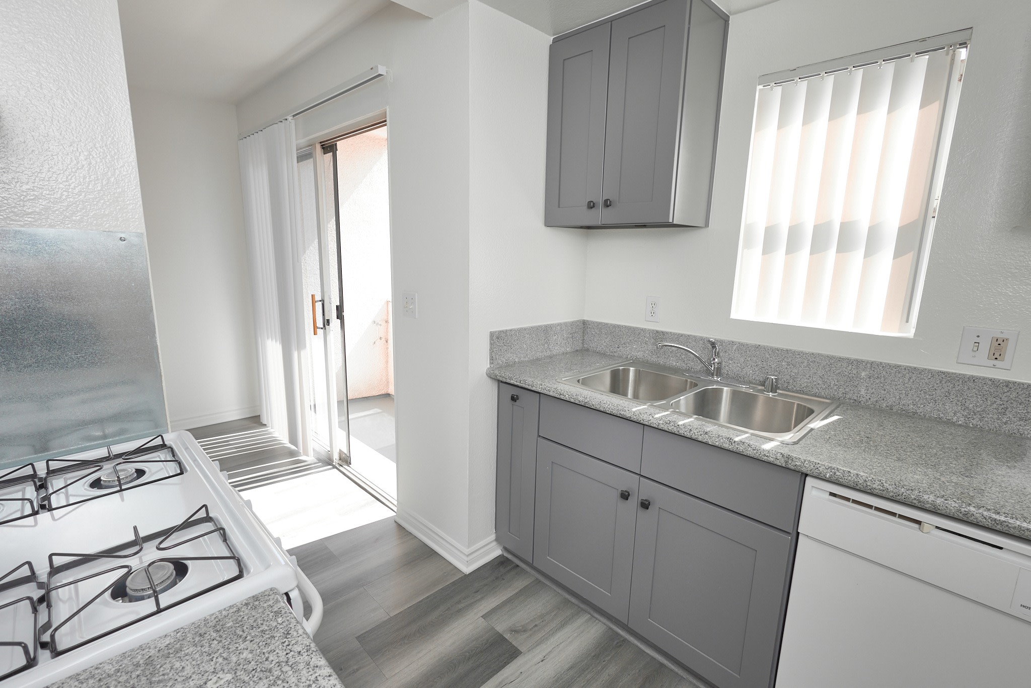 1200 N Mansfield Ave – 216