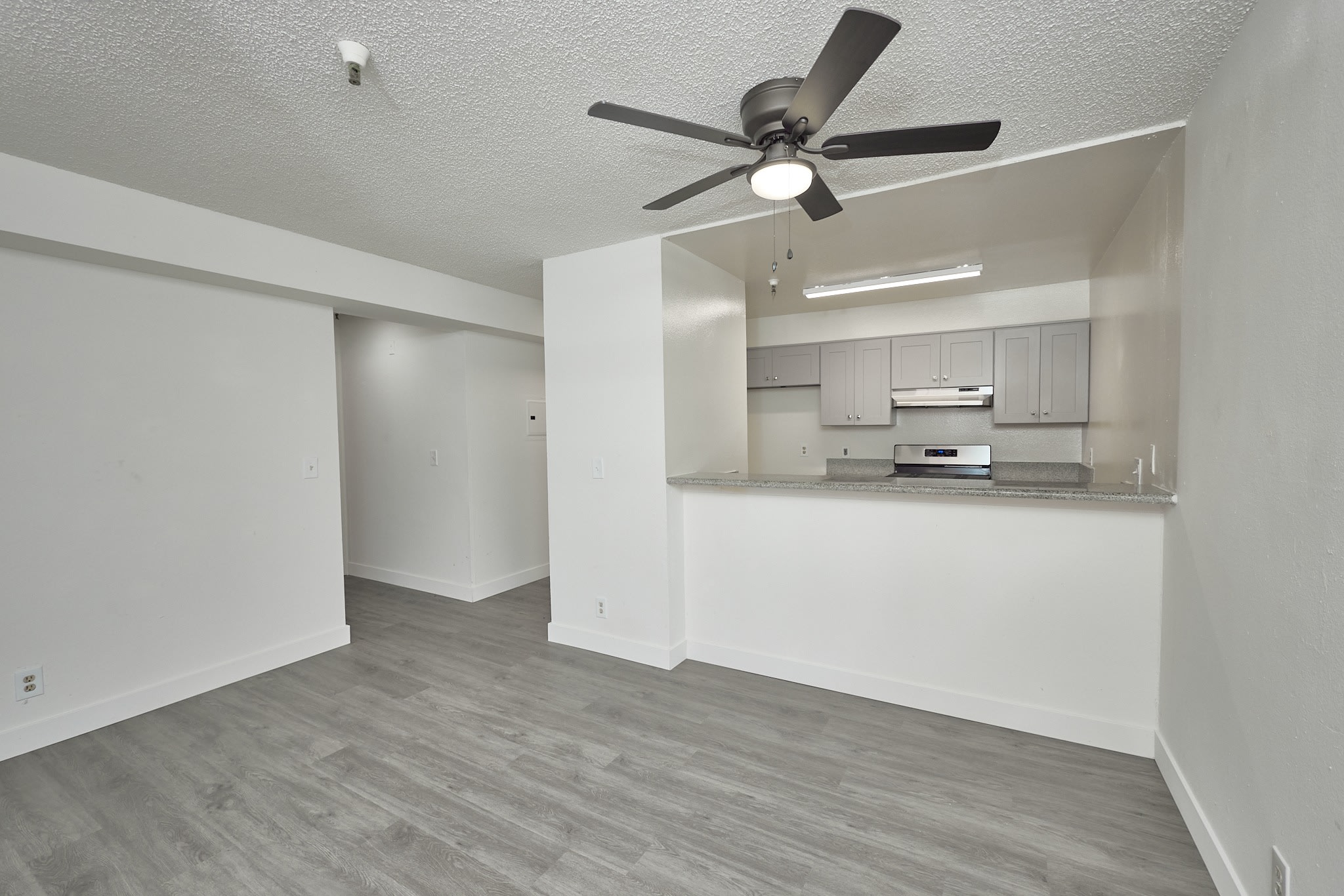 733 S Mariposa Ave – 303