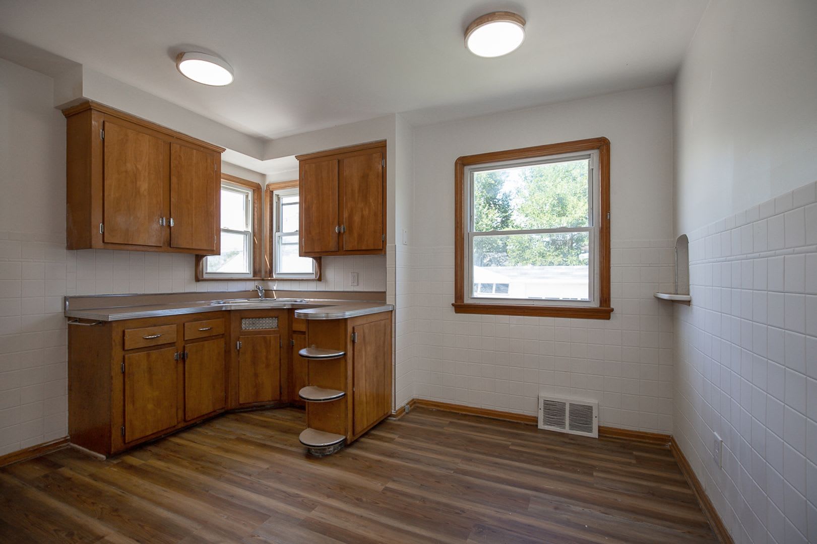 3-BED, 1 BATH BEAUTIFUL SINGLE- FAMILY HOME IN MAPLE HEIGHTS! – photo 1