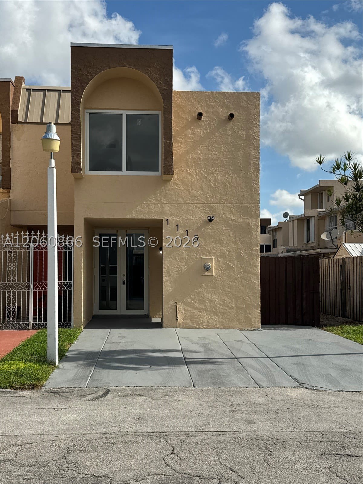 1115 W 38Th Ter – photo 1